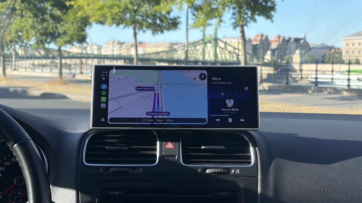 Vezeték nélküli CarPlay és Android Auto kijelző aktív Waze navigációval, gyári hatású elhelyezéssel a műszerfalon
