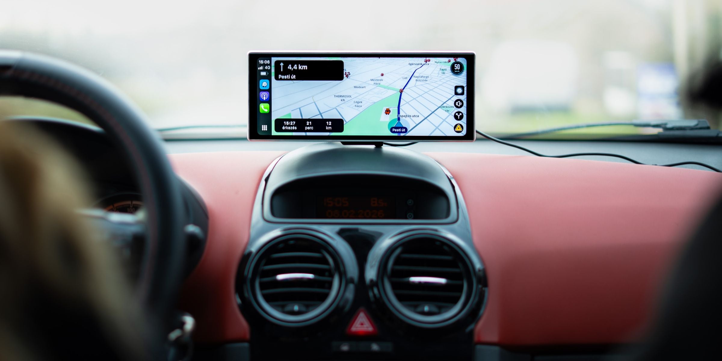 Vezeték nélküli CarPlay és Android Auto kijelző autó műszerfalán